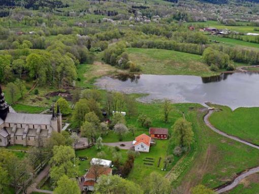 Flygfoto över Varnhems klosterkyrka Skara-Skövde