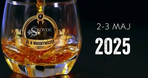 Ett whiskyglas fyllt med gyllene dryck med en logotyp för Skövde Öl & Whiskymässa 2025. Datumet 2-3 maj syns tydligt i bild.